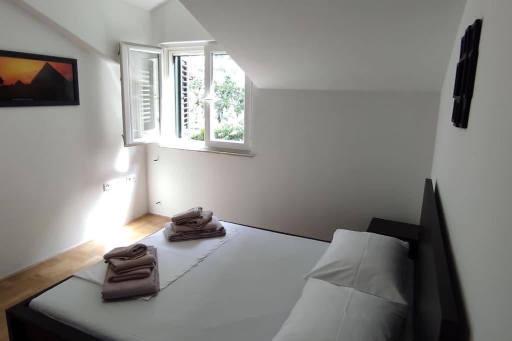 Luxury City Centre Apartment With Stunning View Omiš Eksteriør billede