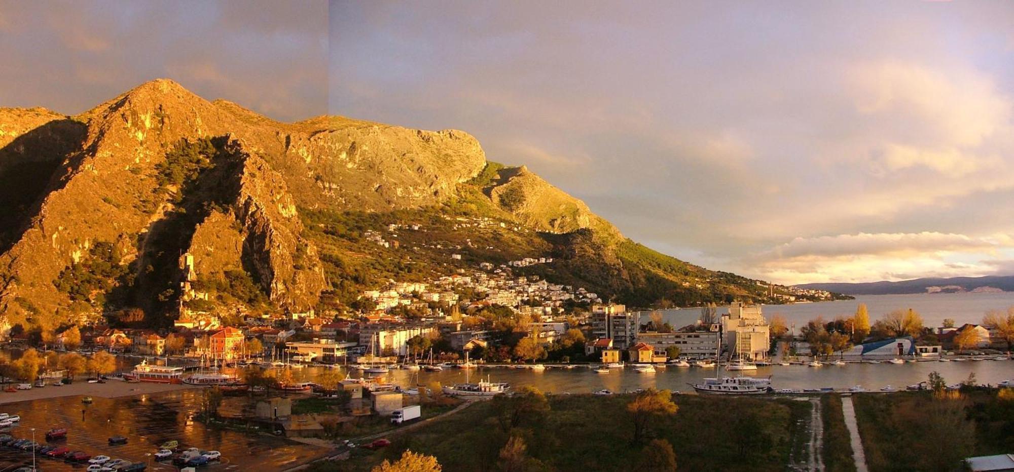 Luxury City Centre Apartment With Stunning View Omiš Eksteriør billede